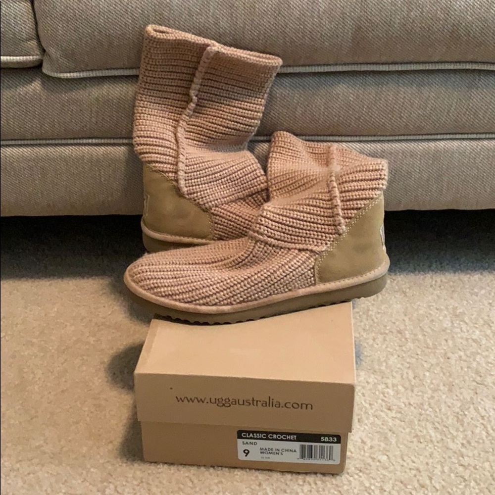 UGG Classic Crochet in color sand